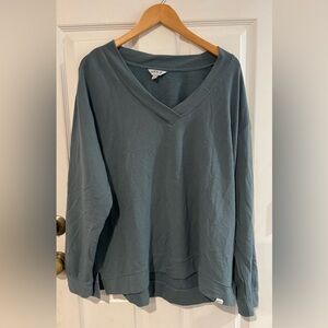 Orvis Women's Blue Grey V-Neck Sweatshirt